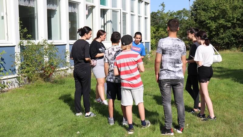 Elevgrupp på gräsmatta Elevgrupp på gräsmatta