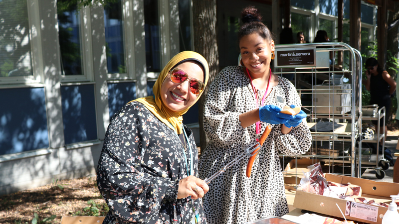 Två kvinnor vid ett bord. Foto: Marianne Bergman