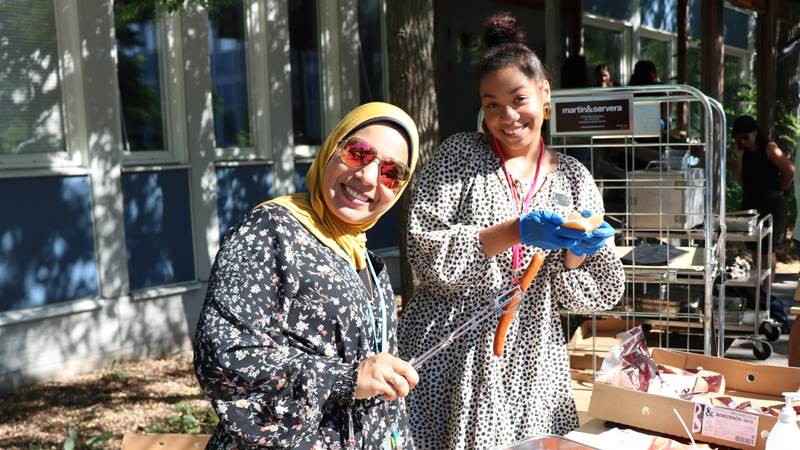 Två kvinnor vid ett bord. Två kvinnor vid ett bord. Foto: Marianne Bergman