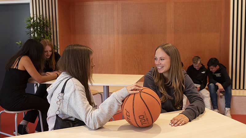 Elever i skolans café