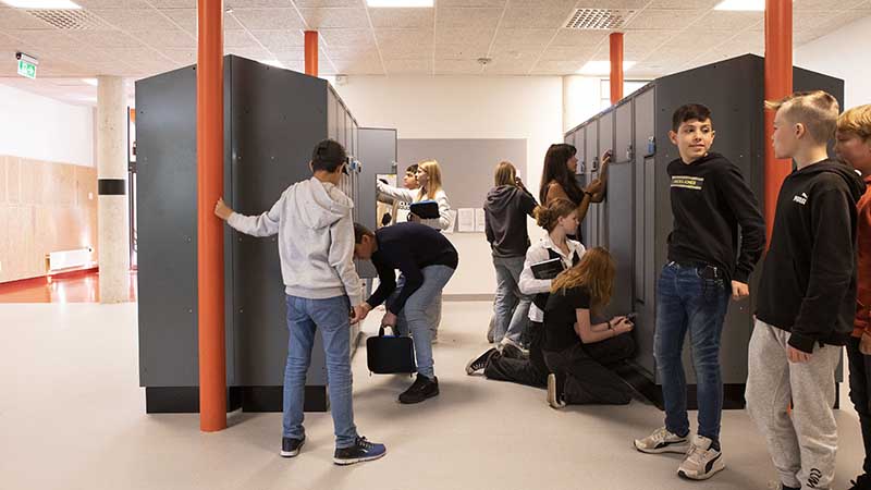 Elever vid elevskåp