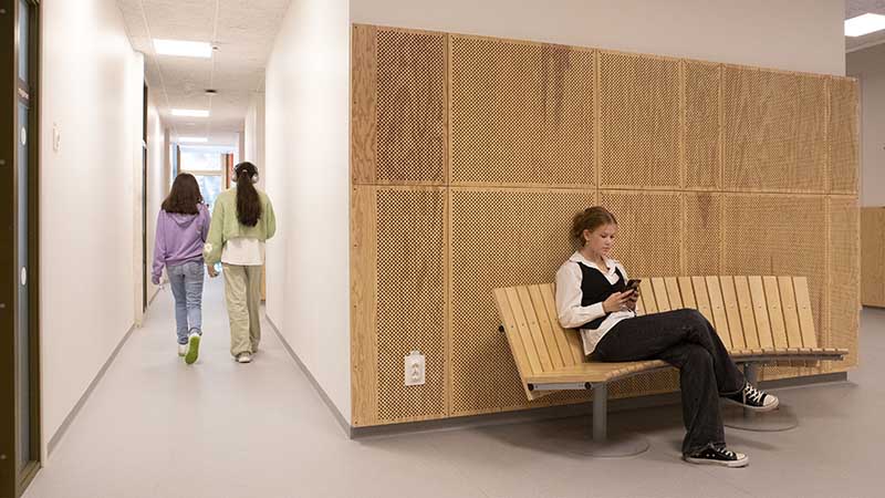 Elever i skolkorridor